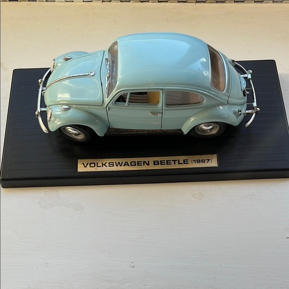 VOLKSWAGEN Beetle 1967 Light Blue 1/18 Diecast Car by Road Signature 92078BL - Picture 2 of 10